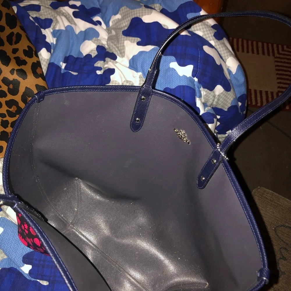 Woman’s reversible coach tote - Picture 2 of 5
